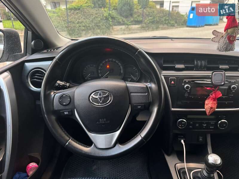 Хэтчбек Toyota Auris 2013 в Львове