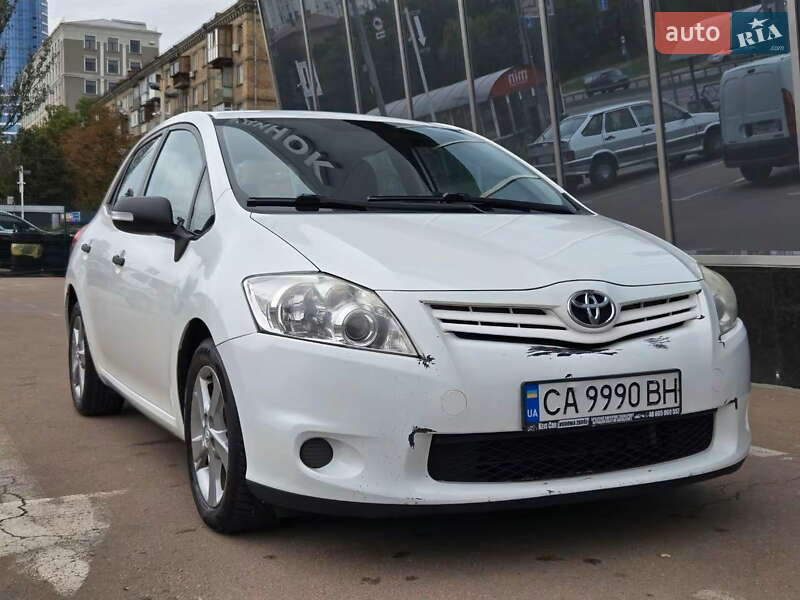 Хэтчбек Toyota Auris 2011 в 