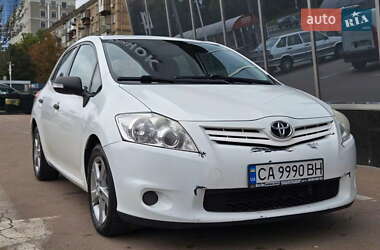 Хэтчбек Toyota Auris 2011 в 