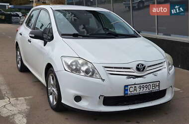 Хэтчбек Toyota Auris 2011 в 