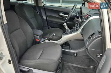 Хэтчбек Toyota Auris 2011 в 