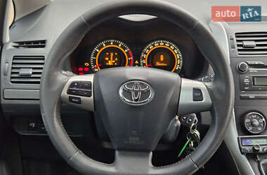 Хэтчбек Toyota Auris 2011 в 