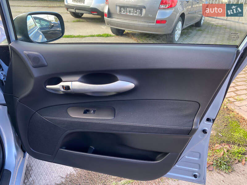 Хэтчбек Toyota Auris 2011 в Ровно фото 28 Хэтчбек Toyota Auris 2011 в Ровно