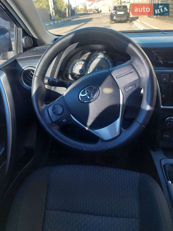 Хетчбек Toyota Auris 2013 в Стрию