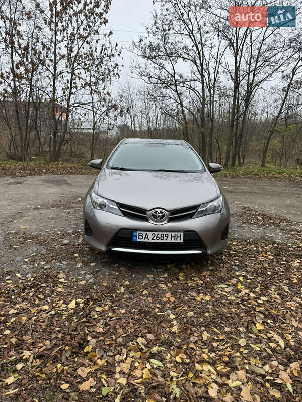 Хэтчбек Toyota Auris 2013 в Кропивницком