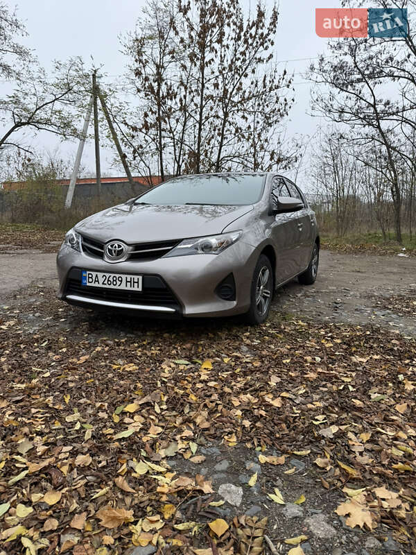 Хэтчбек Toyota Auris 2013 в Кропивницком