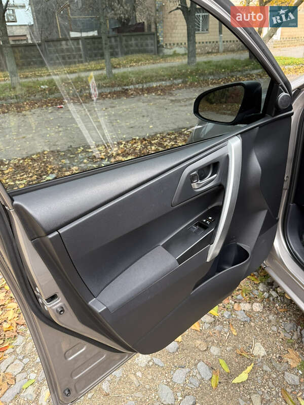 Хэтчбек Toyota Auris 2013 в Кропивницком