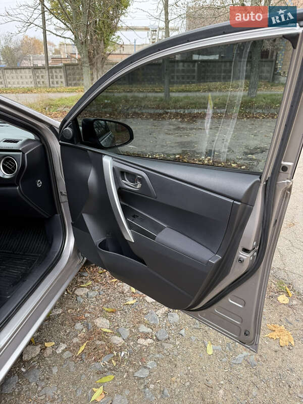 Хэтчбек Toyota Auris 2013 в Кропивницком