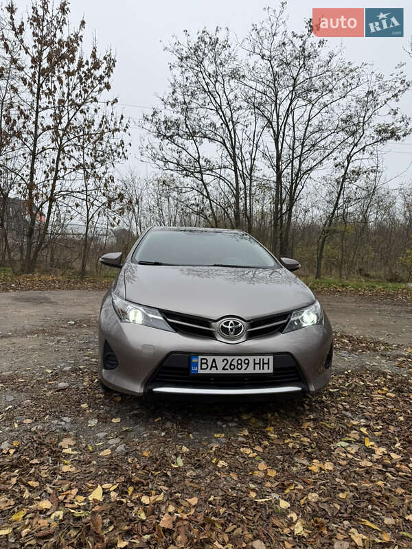Хэтчбек Toyota Auris 2013 в Кропивницком