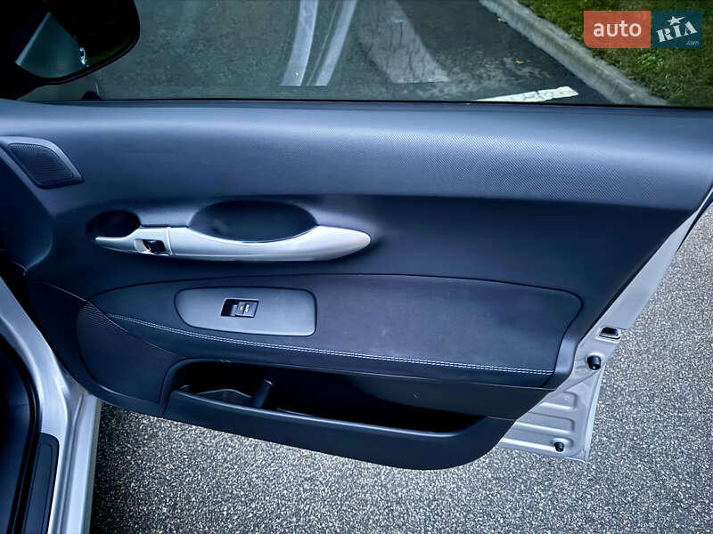 Хэтчбек Toyota Auris 2010 в Киеве фото 27 Хэтчбек Toyota Auris 2010 в Киеве