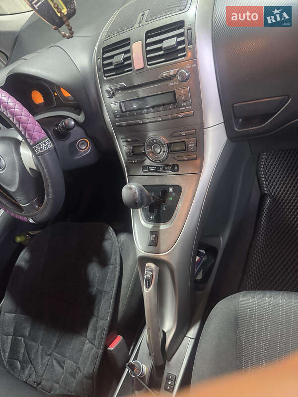 Хэтчбек Toyota Auris 2008 в Каменском