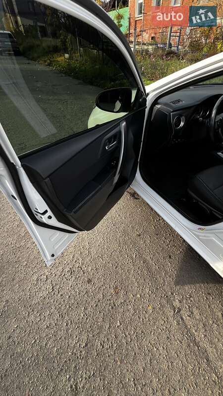 Хетчбек Toyota Auris 2014 в Дніпрі фото 12 Хетчбек Toyota Auris 2014 в Дніпрі