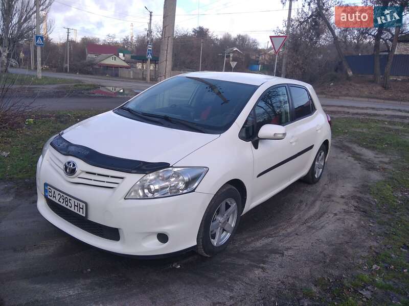 Хэтчбек Toyota Auris 2011 в Кропивницком