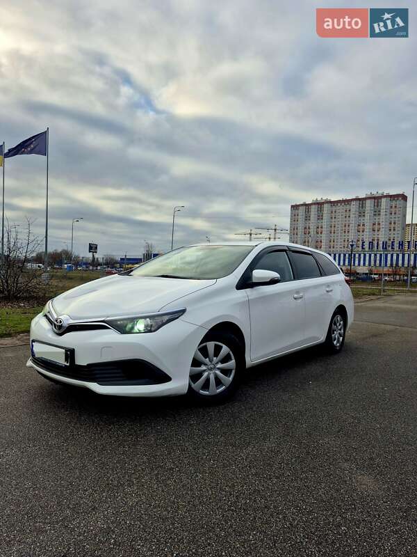 Toyota Auris 2015