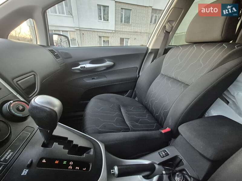Хэтчбек Toyota Auris 2012 в Золочеве
