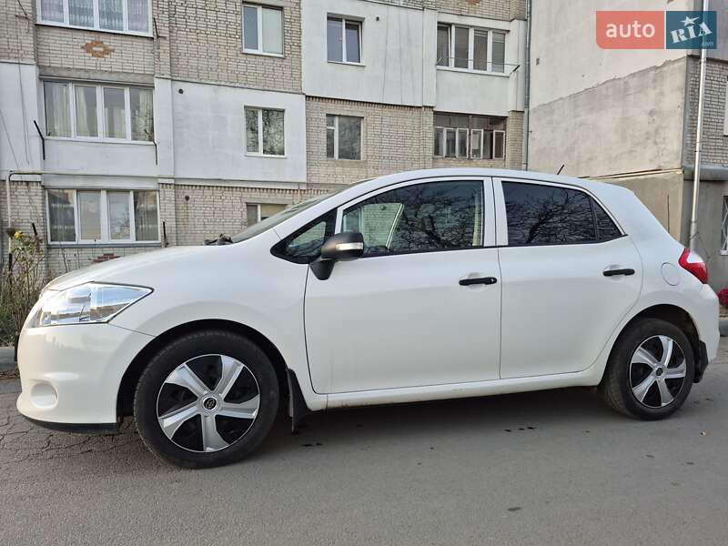 Хэтчбек Toyota Auris 2012 в Золочеве