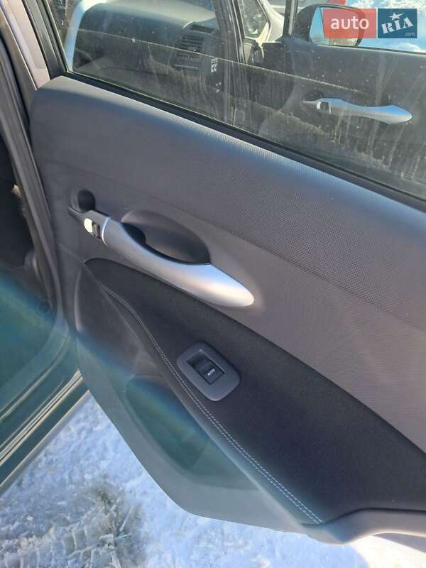 Хэтчбек Toyota Auris 2010 в Конотопе