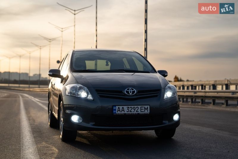 Хэтчбек Toyota Auris 2012 в Киеве
