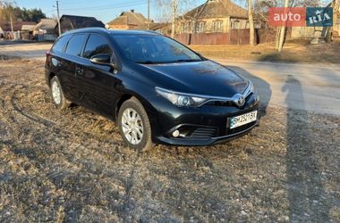 Универсал Toyota Auris 2015 в Ахтырке