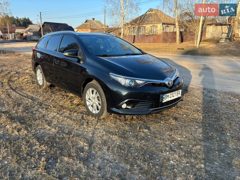 Универсал Toyota Auris 2015 в Ахтырке