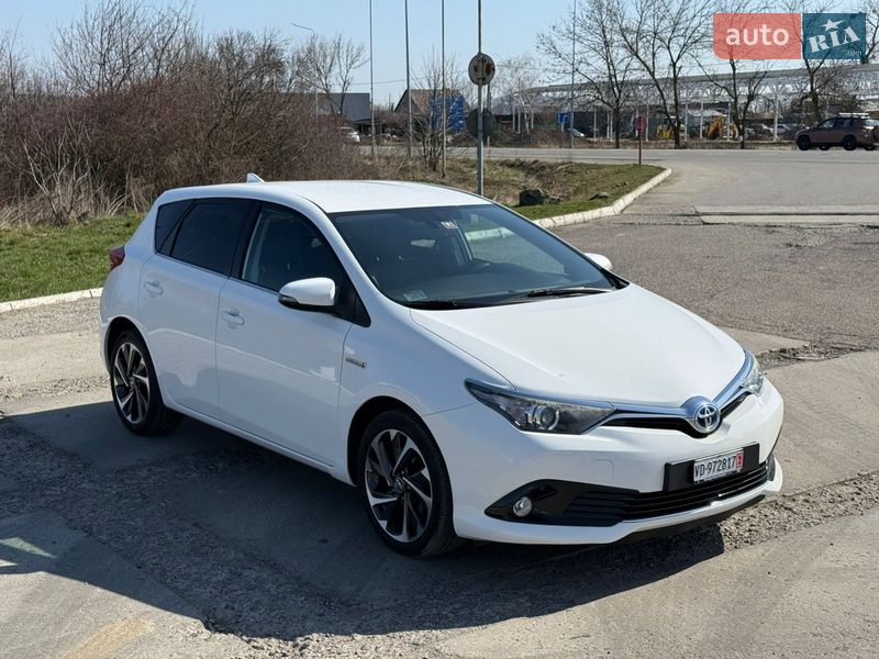 Хетчбек Toyota Auris 2016 в Ужгороді