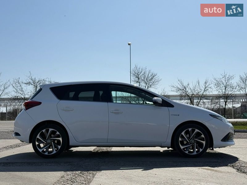 Хетчбек Toyota Auris 2016 в Ужгороді