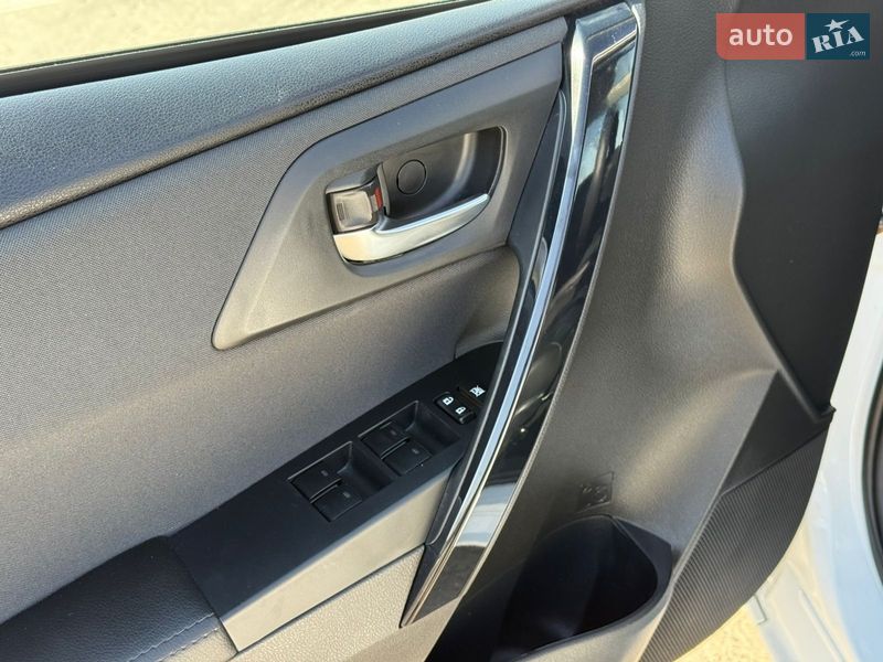 Хетчбек Toyota Auris 2016 в Ужгороді