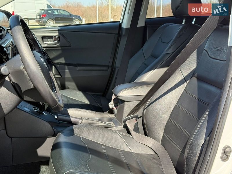 Хетчбек Toyota Auris 2016 в Ужгороді