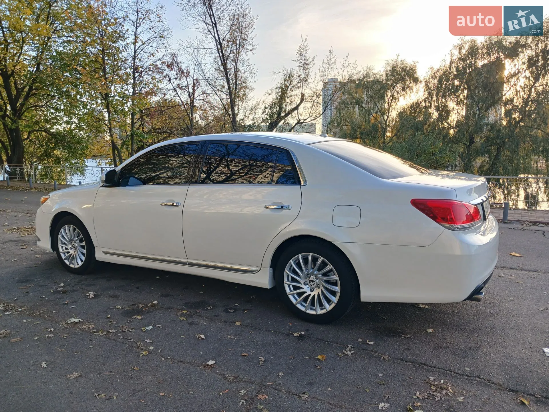2010 Toyota Avalon - мініатюра 9