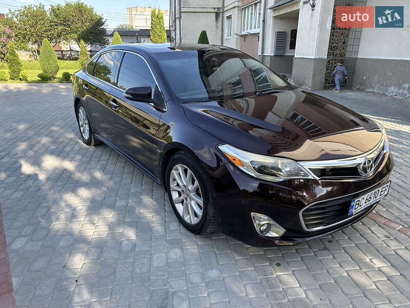 Седан Toyota Avalon 2013 в Золочеві