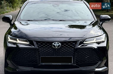 Седан Toyota Avalon 2018 в Рівному