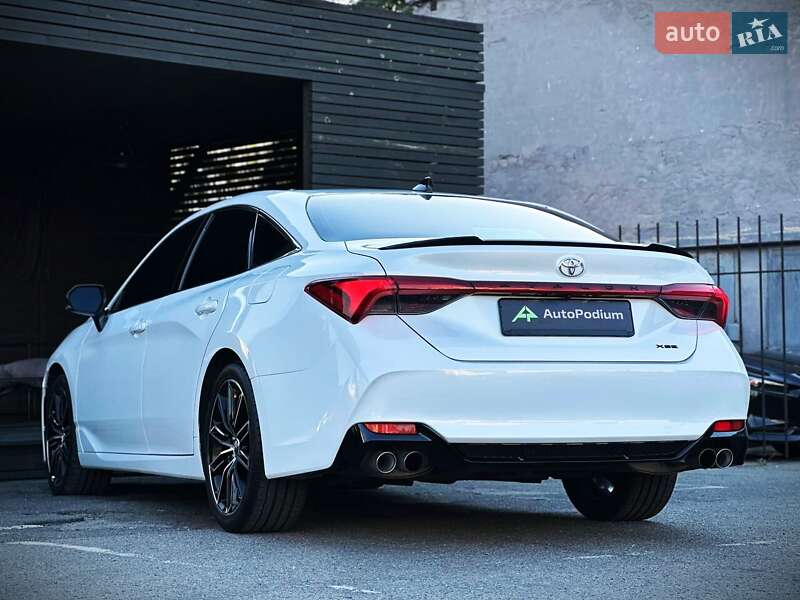 Седан Toyota Avalon 2018 в Киеве