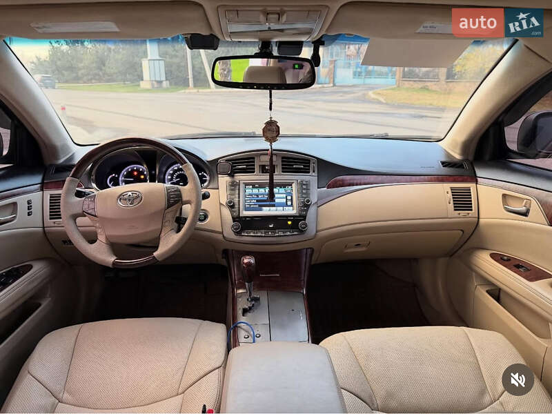 Седан Toyota Avalon 2011 в Ужгороді