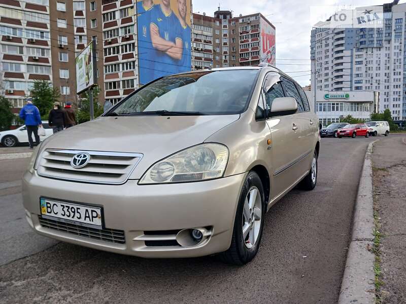 Минивэн Toyota Avensis Verso 2004 в Киеве