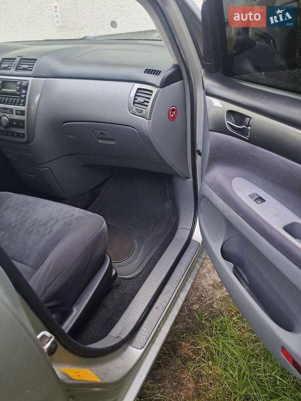 Минивэн Toyota Avensis Verso 2002 в Жовкве