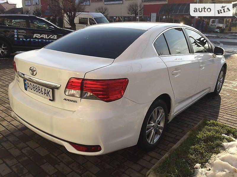 Седан Toyota Avensis 2012 в Ужгороді