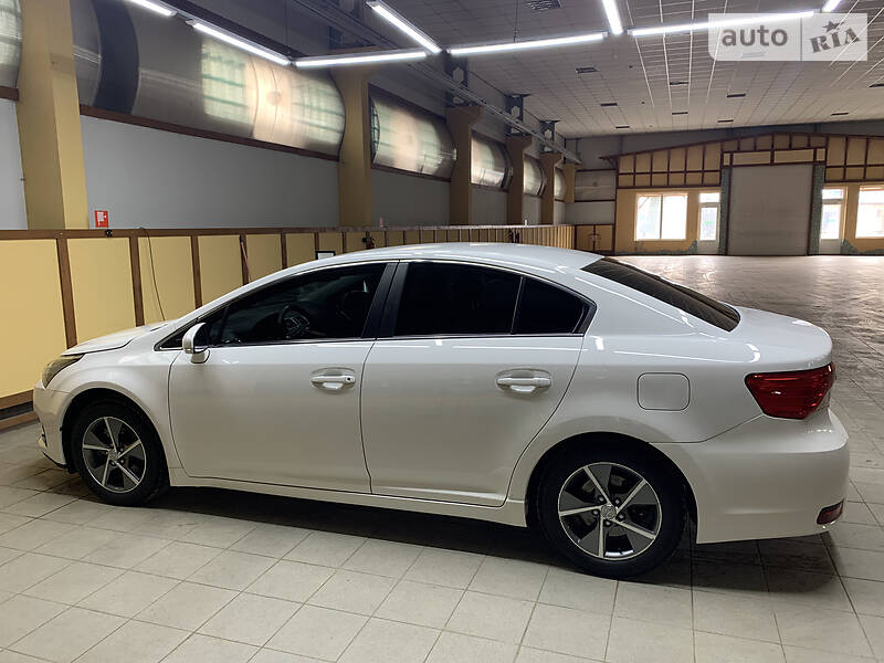 Седан Toyota Avensis 2012 в Ужгороді