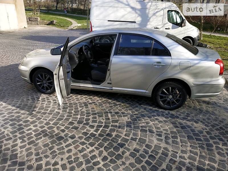 Седан Toyota Avensis 2004 в Львові