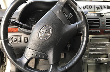 Седан Toyota Avensis 2004 в Чернигове