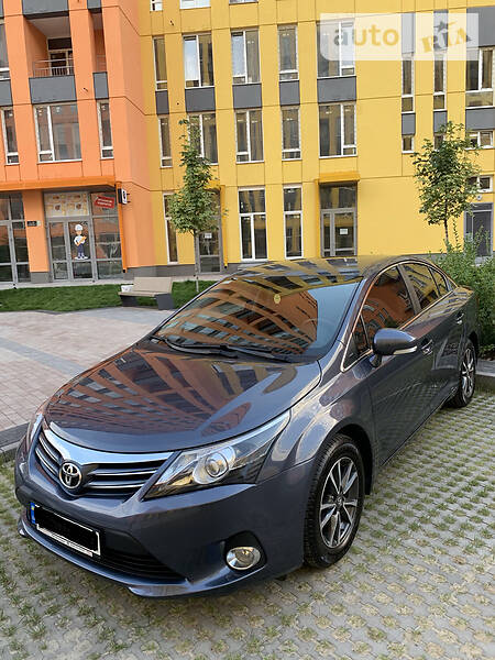 Седан Toyota Avensis 2013 в Киеве