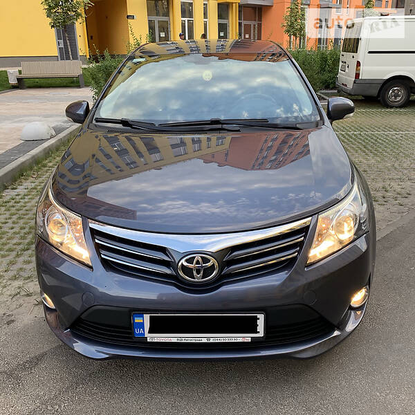 Седан Toyota Avensis 2013 в Киеве
