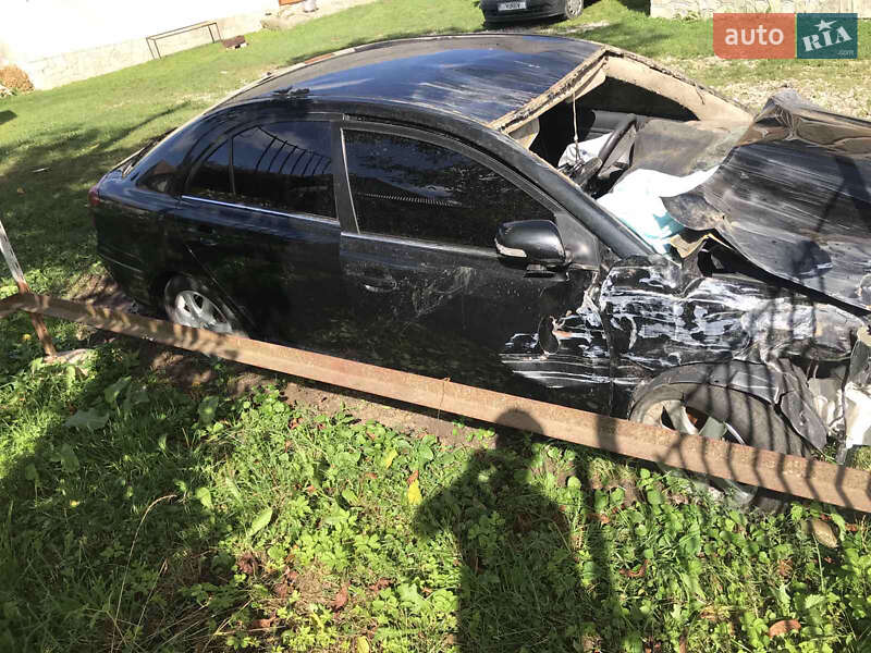 Хетчбек Toyota Avensis 2006 в Косові