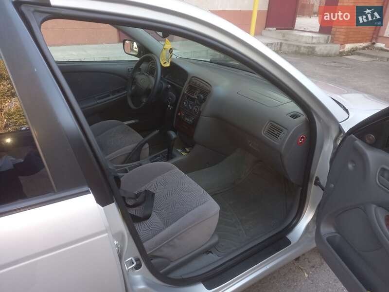 Седан Toyota Avensis 1998 в Одесі