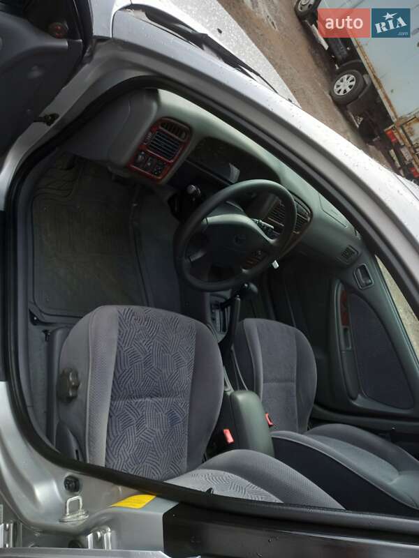 Седан Toyota Avensis 1998 в Одесі