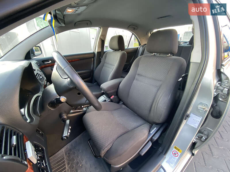 Седан Toyota Avensis 2004 в Виннице