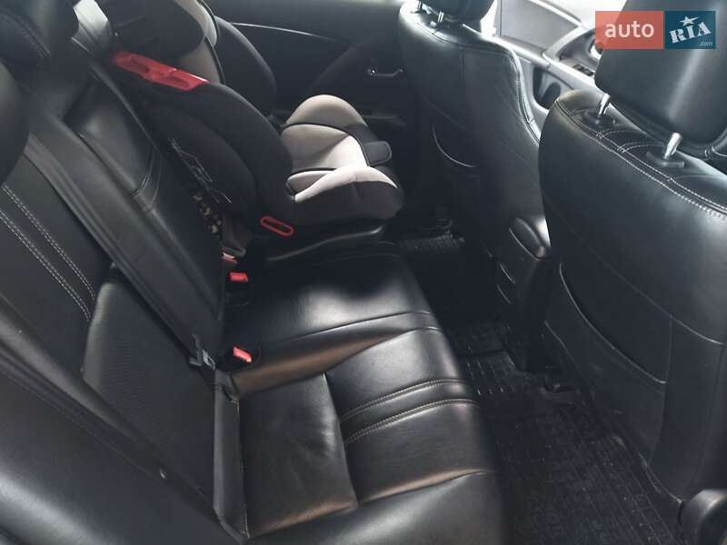 Универсал Toyota Avensis 2011 в Любешове