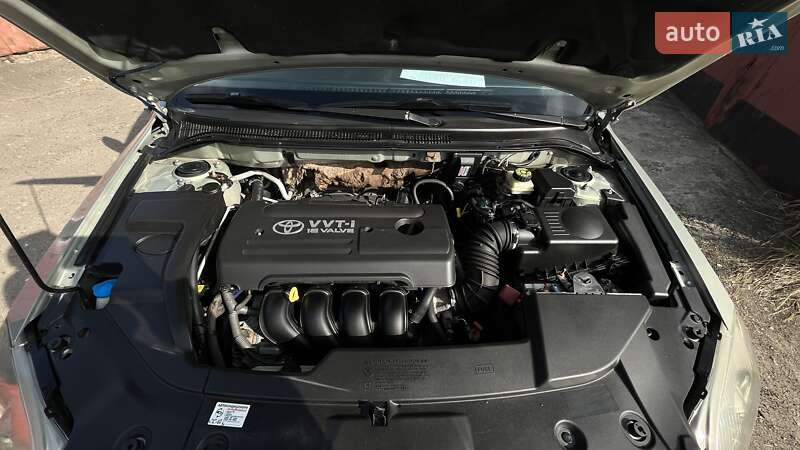 Седан Toyota Avensis 2005 в Львові