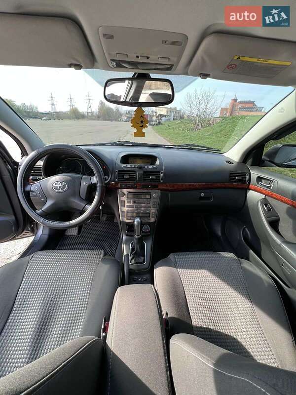 Седан Toyota Avensis 2005 в Полтаве