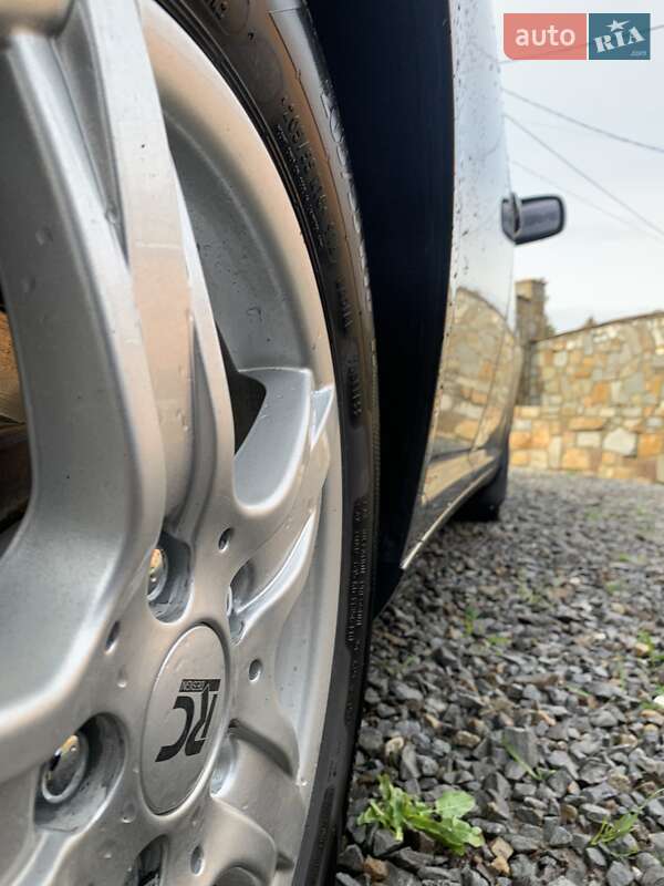 Седан Toyota Avensis 2005 в Самборе