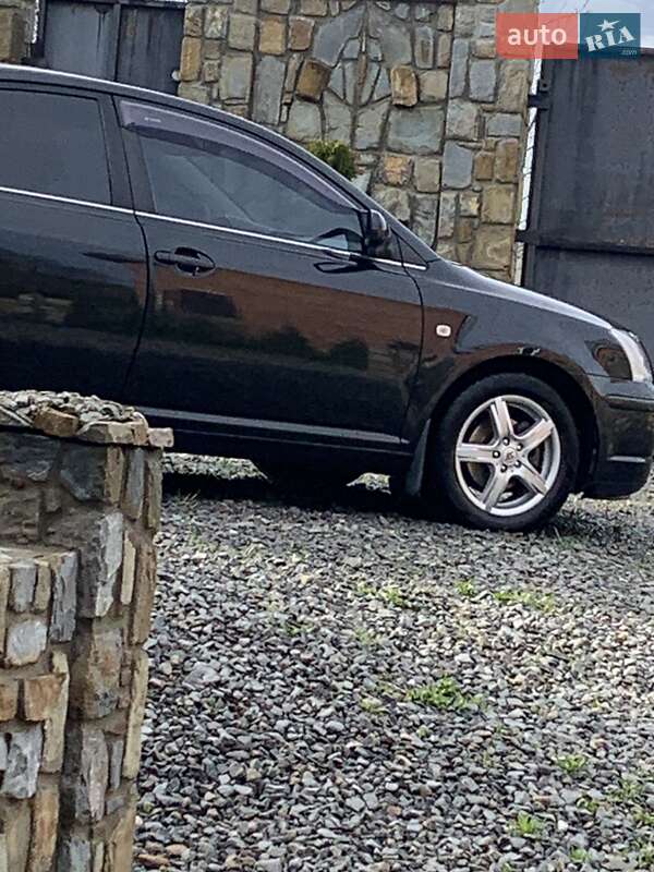 Седан Toyota Avensis 2005 в Самборе